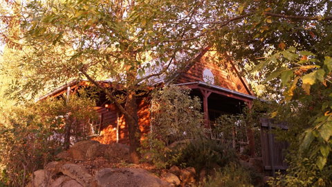 Artscape Cottage Beechworth - Airlie Beach Holiday 0