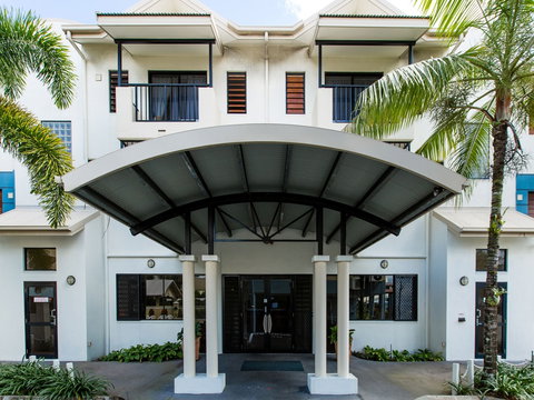 Cairns Queens Court - Airlie Beach Holiday 1
