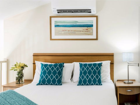 Oaks The Entrance Waterfront Resort - Airlie Beach Holiday 1