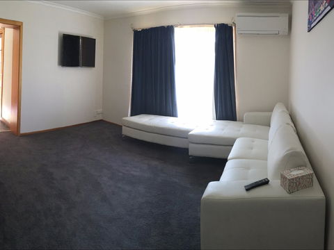 Stopover On Ocean Avenue - Airlie Beach Holiday 2