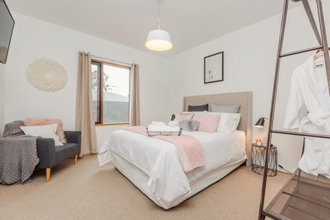 The Oak Nest Luxury Retreat - Airlie Beach Holiday 1