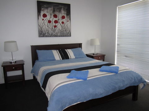 The Waterfront Dolphin - Airlie Beach Holiday 2