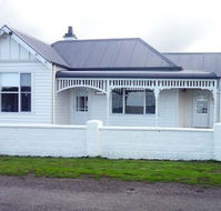 Calgary House  Cottage Accommodation - Airlie Beach Holiday