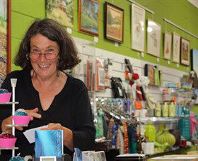 Artists On Parade Art Gallery - Airlie Beach Holiday 0