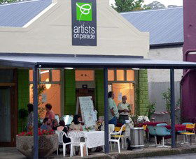 Artists On Parade Art Gallery - Airlie Beach Holiday 1