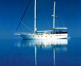 A Luxury Yacht On Sydney Harbour - Airlie Beach Holiday 0