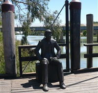 Captain John Egge Statue - Airlie Beach Holiday