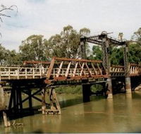 Swan Hill - Murray River Road Bridge - Airlie Beach Holiday