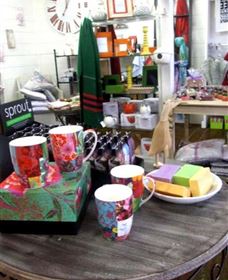 The Famous Tinonee Cafe And Gift Shop - Airlie Beach Holiday 0