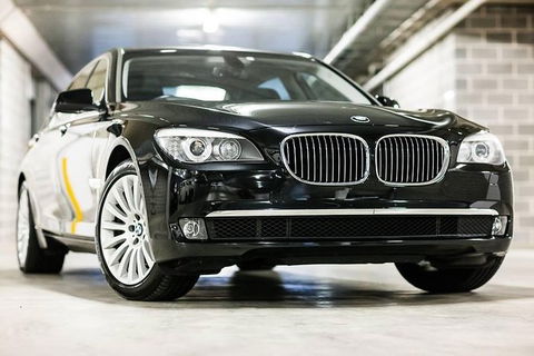 Family Sydney Airport Arrival Transfer - Airlie Beach Holiday 0