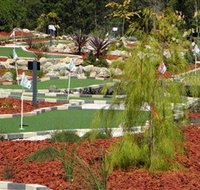 18 Hole Mini Golf - Club Husky - Airlie Beach Holiday
