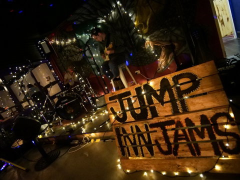 Jump Inn Jam Sessions - Airlie Beach Holiday 0