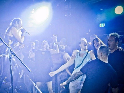 Karaoke At The Avenue - Airlie Beach Holiday 0