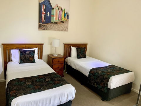 Ensenada Motor Inn And Suites - Airlie Beach Holiday 2