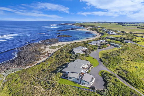 Hearns Beachside Villa 4 - Airlie Beach Holiday 3