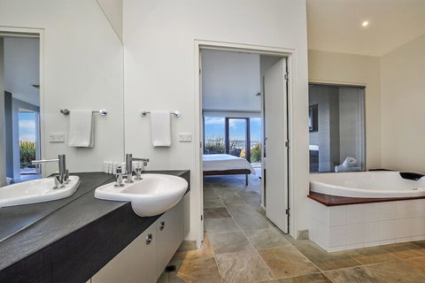 Hearns Beachside Villa 4 - Airlie Beach Holiday 4