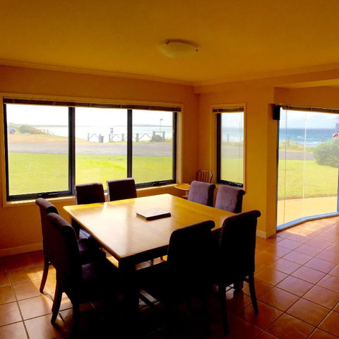 Horizons Beachfront Apartment - Airlie Beach Holiday 6