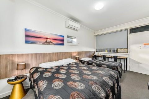 Rest Motels Naracoorte - Airlie Beach Holiday 1
