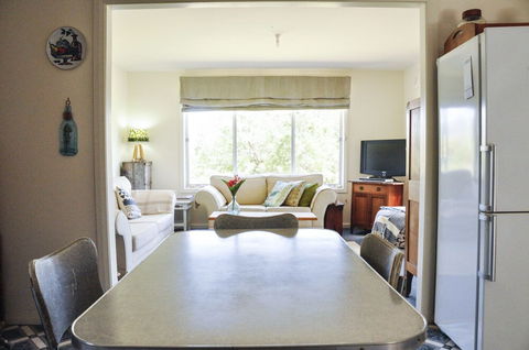 FALMOUTH Seadrift Cottage - Airlie Beach Holiday 1