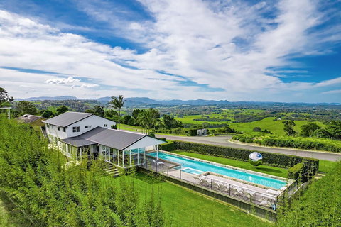 A PERFECT STAY - Villa St Helena - Airlie Beach Holiday 0