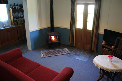 Coonawarras Pyrus Cottage - Airlie Beach Holiday 1