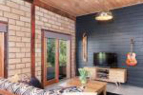 Falls River Luxury Accommodation - Airlie Beach Holiday 0