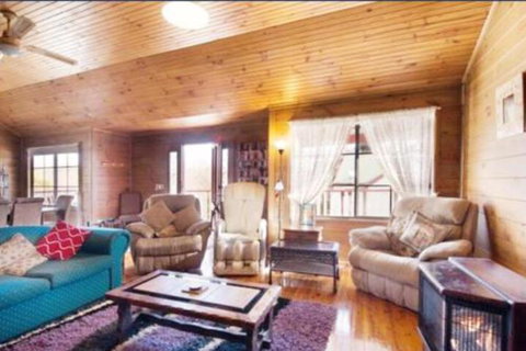 Abelia Lakeside No 2 Big Spa COTTAGE - Airlie Beach Holiday 3