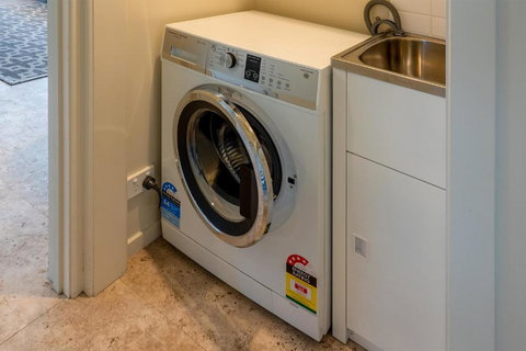 Adventure Bay Holiday Home - Airlie Beach Holiday 1