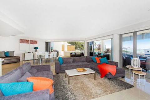 KINGSCLIFF OCEAN FRONT TERRACE 4 - Airlie Beach Holiday 0