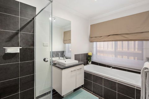 The Grampian Phillip Island - Airlie Beach Holiday 5