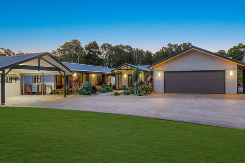 A PERFECT STAY - Lennox Unique Coastal Retreat - Airlie Beach Holiday 0