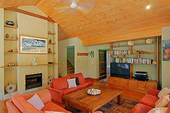 Abbies Beach House - Airlie Beach Holiday 0