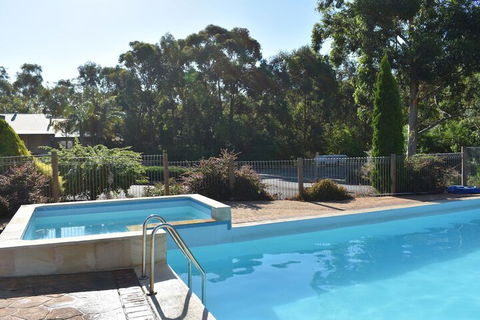 Sanctuary House Resort Motel - Airlie Beach Holiday 1