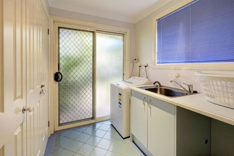 FRANGIPANI BEACH HOUSE PET FRIENDLY 22 Belbourie Cres Boomerang Beach - Airlie Beach Holiday 2