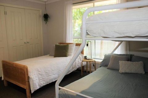 FRANGIPANI BEACH HOUSE PET FRIENDLY 22 Belbourie Cres Boomerang Beach - Airlie Beach Holiday 1