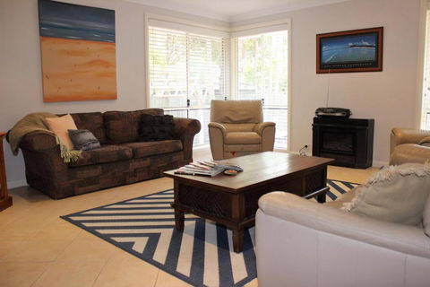 FRANGIPANI BEACH HOUSE PET FRIENDLY 22 Belbourie Cres Boomerang Beach - Airlie Beach Holiday 4