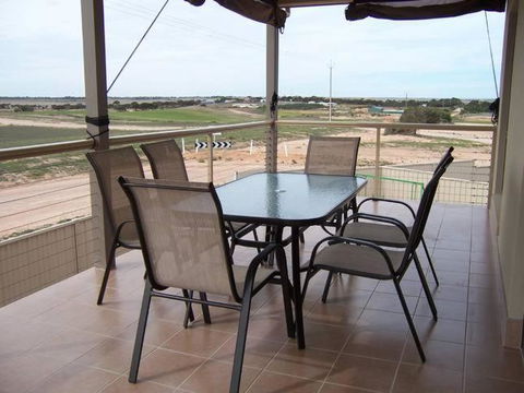 Relax On Par - Airlie Beach Holiday 1