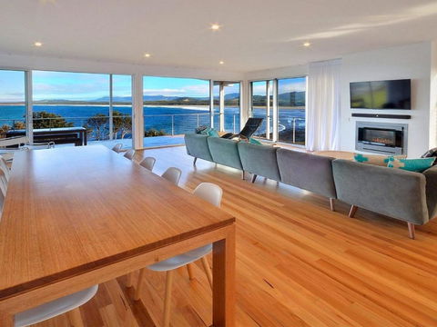 Seven Mile Heaven Your Coastal Kingdom - Airlie Beach Holiday 4
