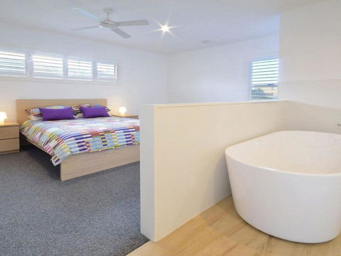 Seven Mile Heaven Your Coastal Kingdom - Airlie Beach Holiday 5