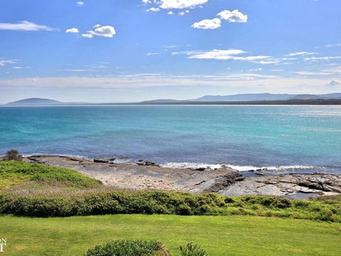 Seven Mile Heaven Your Coastal Kingdom - Airlie Beach Holiday 1