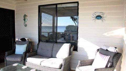 KINGFISHER COTTAGE Beachfront At The Binalong Bay - Airlie Beach Holiday 2