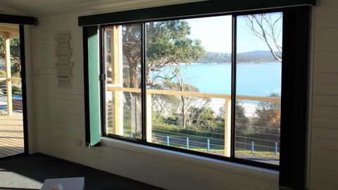 KINGFISHER COTTAGE Beachfront At The Binalong Bay - Airlie Beach Holiday 5