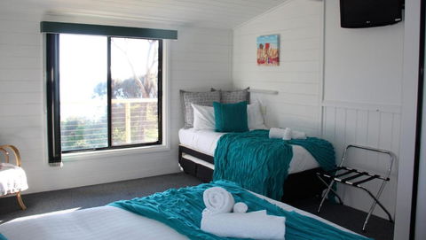 KINGFISHER COTTAGE Beachfront At The Binalong Bay - Airlie Beach Holiday 3