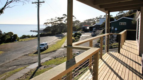KINGFISHER COTTAGE Beachfront At The Binalong Bay - Airlie Beach Holiday 4