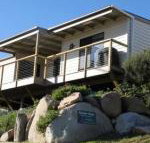 KINGFISHER COTTAGE Beachfront at the Binalong Bay - Airlie Beach Holiday