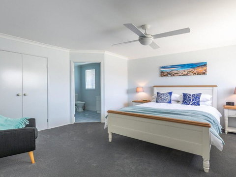 Azure Waters Perfectly Positioned With Ocean Views - Airlie Beach Holiday 6