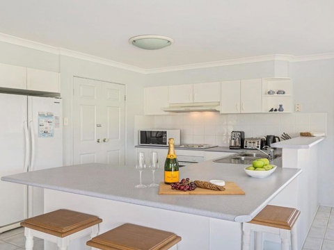 Azure Waters Perfectly Positioned With Ocean Views - Airlie Beach Holiday 2