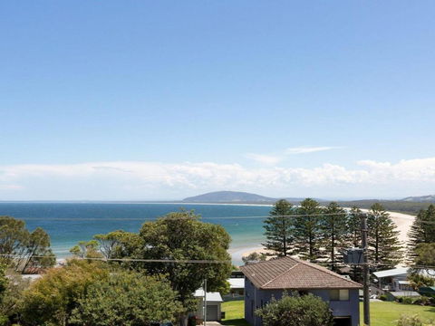 Coastal Calm Relax Revive Rejuvenate - Airlie Beach Holiday 1