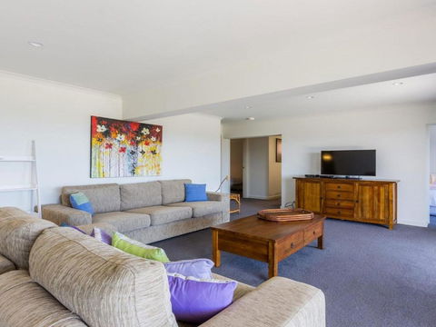 Coastal Calm Relax Revive Rejuvenate - Airlie Beach Holiday 3