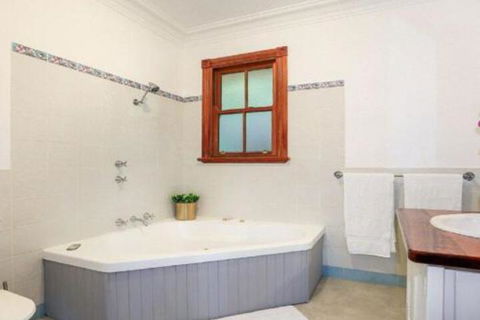 Treetops Elegant Inviting Designer Cedar Home - Airlie Beach Holiday 4